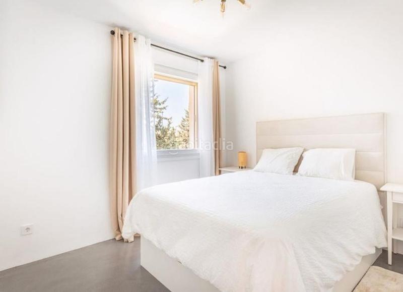 Foto 740bebf6-06ff-4a66-b2ba-aa34b7923bc7. Appartamento con camino parcheggio piscina in Nueva Andalucía centro Marbella