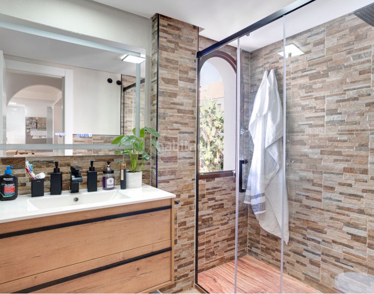 Foto 5b4aad44-4558-4eb6-be02-a9249d13473c. Pis amb xemeneia aparcament piscina a lomas de Marbella club Marbella