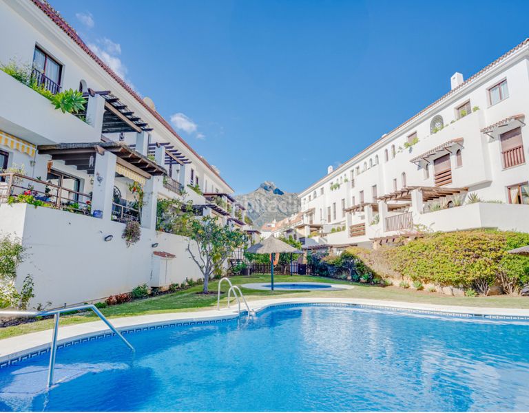 Foto 744adb95-3af4-4bed-80e8-24d6a618722d. Pis amb xemeneia aparcament piscina a lomas de Marbella club Marbella