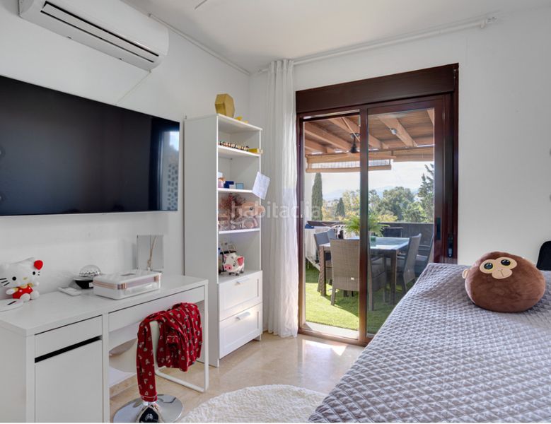 Foto d602ea17-a0e8-45c4-820a-e2d604a189e4. Pis amb xemeneia aparcament piscina a lomas de Marbella club Marbella