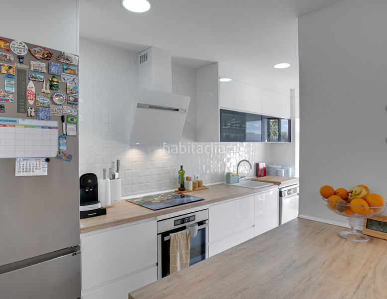 Foto df36c7dd-8669-4dcc-bf31-ea4390fae547. Pis amb xemeneia aparcament piscina a lomas de Marbella club Marbella