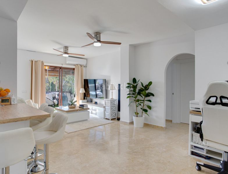 Foto e284e6e4-0e99-45f2-9fed-066b3d126cb5. Pis amb xemeneia aparcament piscina a lomas de Marbella club Marbella