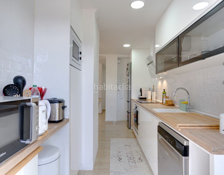 Foto f3bb1f63-0e1a-4d78-a428-68f4c85aa512. Pis amb xemeneia aparcament piscina a lomas de Marbella club Marbella