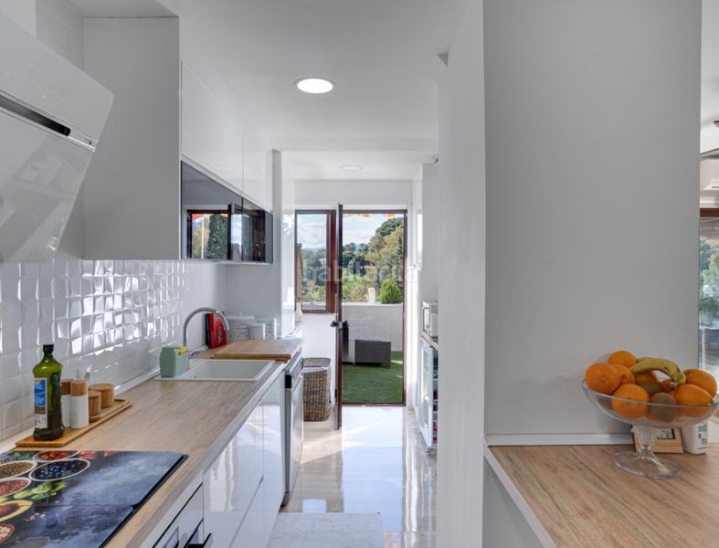 Foto f9b3d475-ac59-4bca-948f-d8bd77bc2c06. Pis amb xemeneia aparcament piscina a lomas de Marbella club Marbella