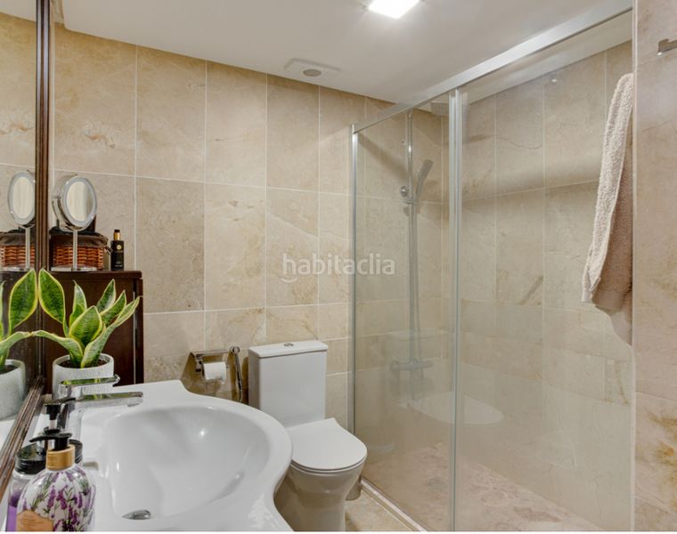 Foto f9c616bb-3195-4c38-942a-31ec3b14231b. Pis amb xemeneia aparcament piscina a lomas de Marbella club Marbella