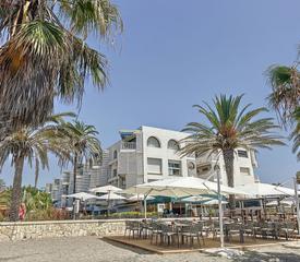 Piso en Nueva Alcántara. 2-bedroom seafront apartment in cortijo blanco, marbella