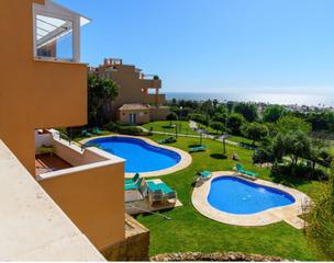 Piso en Bahía de Casares. Apartamento en planta media en venta – casares playa