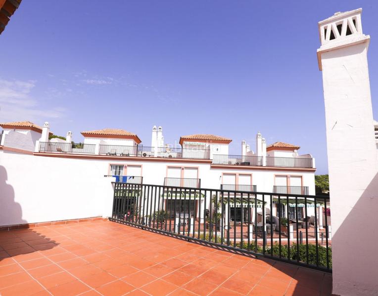 Foto 4e311478-d9dd-4803-bed9-8419b9a9118d. Appartamento con camino parcheggio piscina in Cabopino - Artola Marbella