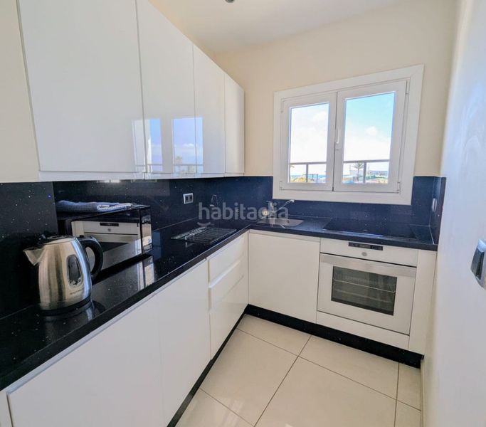 Foto 12338139-bac6-44d1-8ee7-90b29b61316f. Pis amb xemeneia aparcament piscina a Cabopino - Artola Marbella