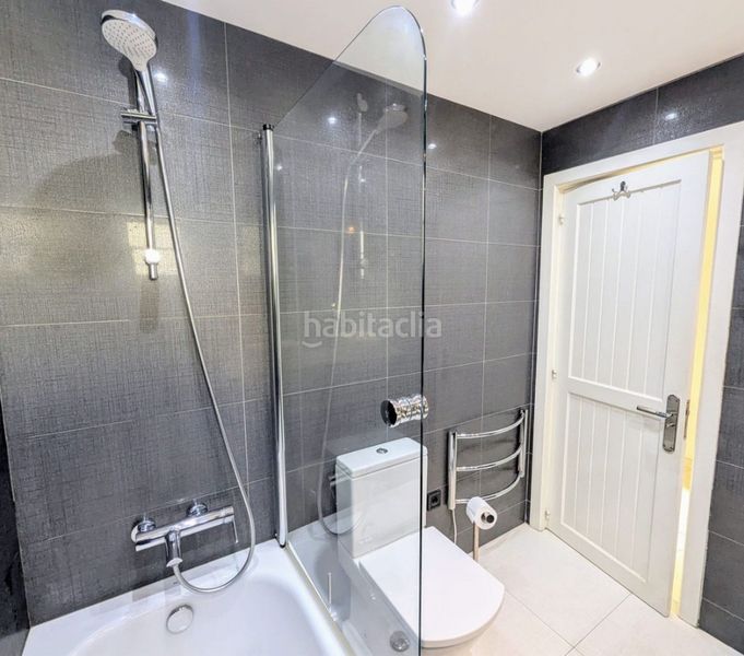 Foto 2e2f114e-9362-42a4-a0c8-cd30d3a4c03b. Pis amb xemeneia aparcament piscina a Cabopino - Artola Marbella