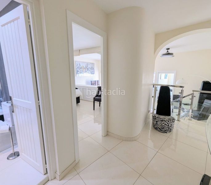 Foto 32a2c4aa-a099-41f5-802a-7b8c3d54462c. Pis amb xemeneia aparcament piscina a Cabopino - Artola Marbella