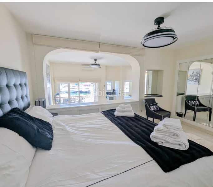 Foto 3b29d242-4ed8-4669-9ab5-c74c4f7571ee. Pis amb xemeneia aparcament piscina a Cabopino - Artola Marbella