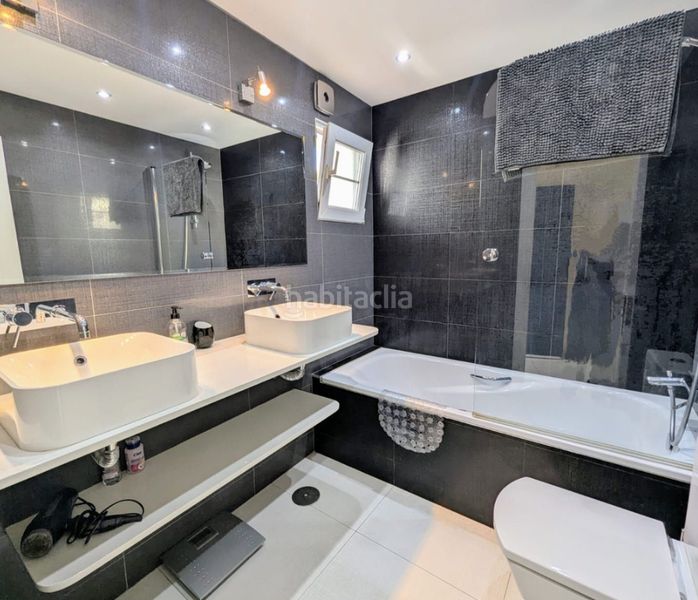 Foto 41ce800b-2eab-4b67-bf39-8b31aad68b6d. Pis amb xemeneia aparcament piscina a Cabopino - Artola Marbella