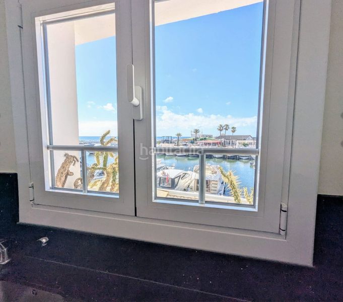 Foto 5904e79a-29d0-46a0-9d20-6e49a1abaebb. Pis amb xemeneia aparcament piscina a Cabopino - Artola Marbella