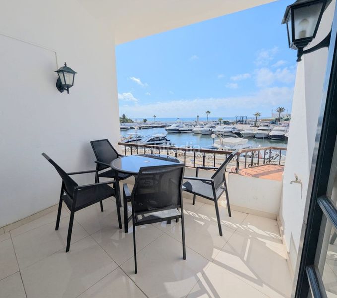 Foto 5d26c7ca-ab6a-4644-a51b-28810899d7d7. Pis amb xemeneia aparcament piscina a Cabopino - Artola Marbella