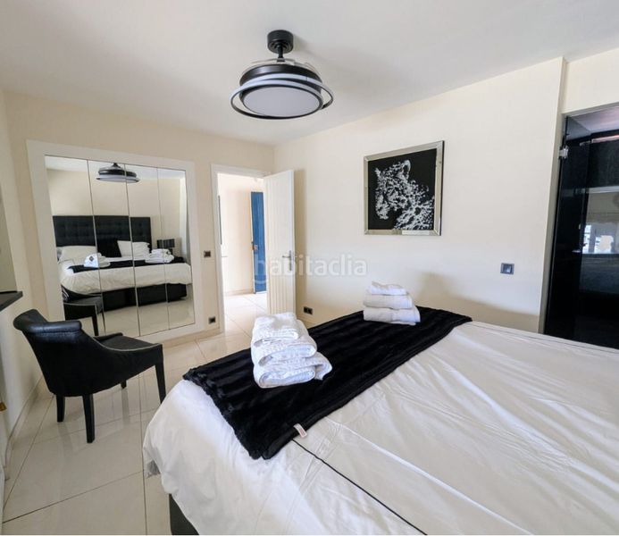 Foto 77a9ffee-957f-4b89-87a0-174e04b17e33. Pis amb xemeneia aparcament piscina a Cabopino - Artola Marbella