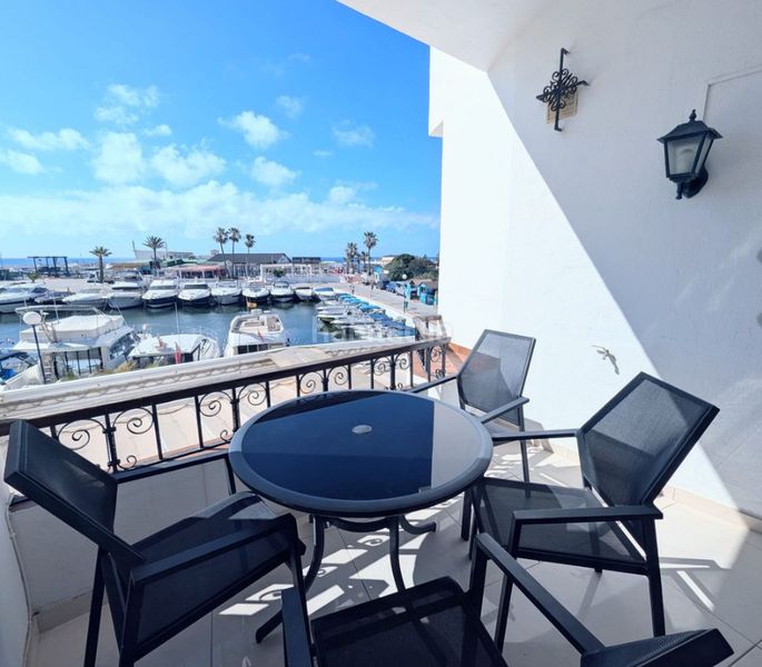 Foto abd35203-711e-46ff-b71d-6223ab479343. Pis amb xemeneia aparcament piscina a Cabopino - Artola Marbella