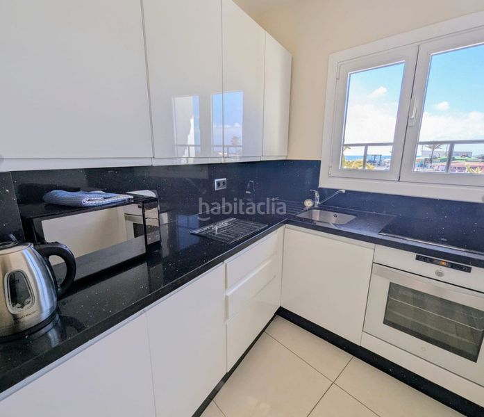 Foto b9bee185-03a7-44a3-810b-4b7e310a0e31. Pis amb xemeneia aparcament piscina a Cabopino - Artola Marbella