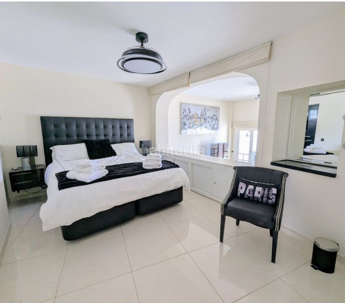 Foto bf3654c1-7892-48b9-98fd-215dfed7685c. Pis amb xemeneia aparcament piscina a Cabopino - Artola Marbella