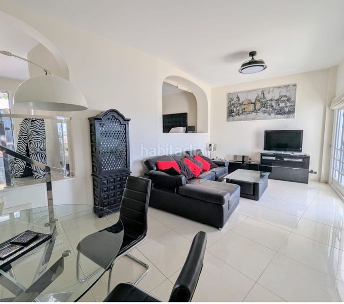 Foto c2354912-19c9-45b0-9c81-c74b390e81ea. Pis amb xemeneia aparcament piscina a Cabopino - Artola Marbella