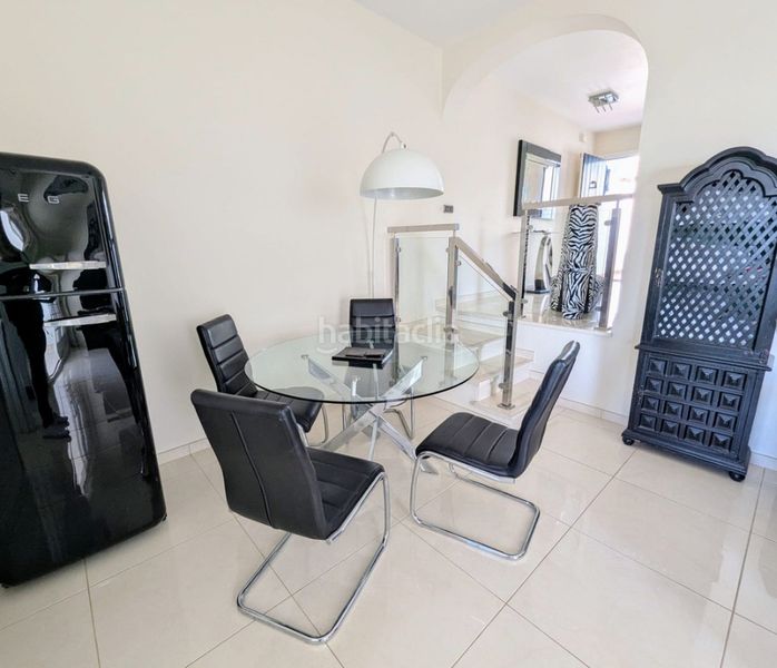 Foto c50fa46a-ceaf-4b79-91ef-eaf147d9524c. Pis amb xemeneia aparcament piscina a Cabopino - Artola Marbella