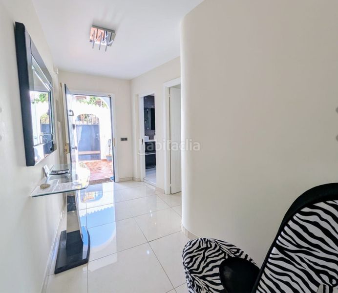 Foto c8fb4515-e990-4064-81fc-c67ee52cfde1. Pis amb xemeneia aparcament piscina a Cabopino - Artola Marbella