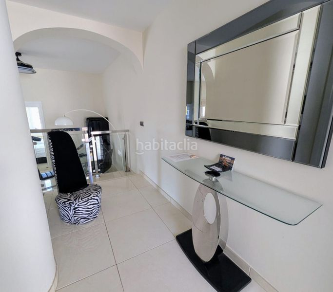 Foto efa5eafb-0653-4feb-ba28-a596a48666b1. Pis amb xemeneia aparcament piscina a Cabopino - Artola Marbella