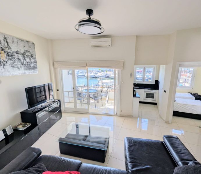 Foto f3712dc0-93cc-479c-86f1-20efe84847db. Pis amb xemeneia aparcament piscina a Cabopino - Artola Marbella