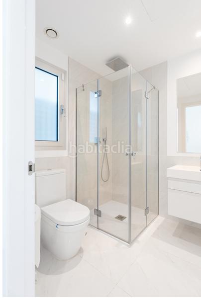 Foto 0dbeebfe-47dc-4566-8b6a-6565edd58e7b. Pis amb xemeneia aparcament piscina a Bel - Air Estepona