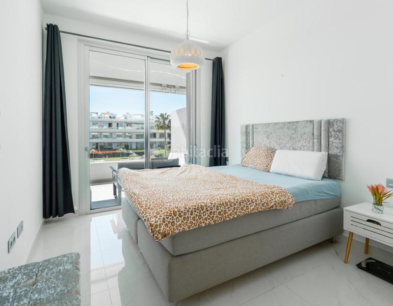 Foto 19cf2e19-6f89-4b32-aaab-a2d681a5315a. Pis amb xemeneia aparcament piscina a Bel - Air Estepona