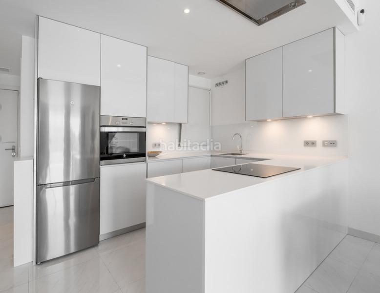 Foto 8b2435e7-eabf-4e5c-a1b9-a426adab9956. Pis amb xemeneia aparcament piscina a Bel - Air Estepona