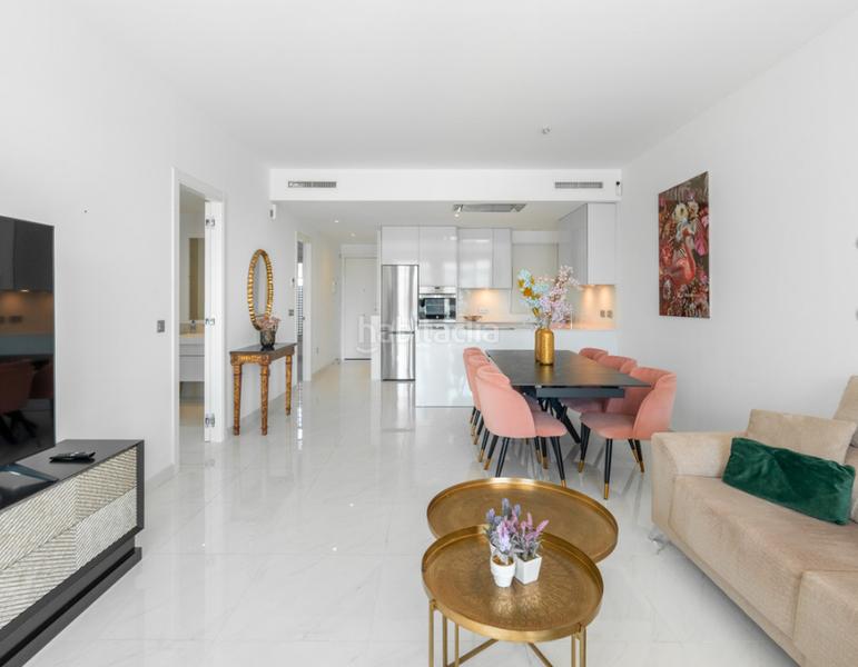 Foto 9063ca1f-c37b-49f4-b08e-d226a756d82d. Pis amb xemeneia aparcament piscina a Bel - Air Estepona