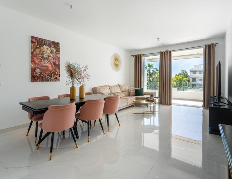 Foto b113bc1e-b808-42e6-b99d-606573fae0c0. Pis amb xemeneia aparcament piscina a Bel - Air Estepona