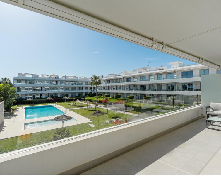 Foto ec121240-1dd1-4740-9fcc-68f45a84f2a7. Pis amb xemeneia aparcament piscina a Bel - Air Estepona