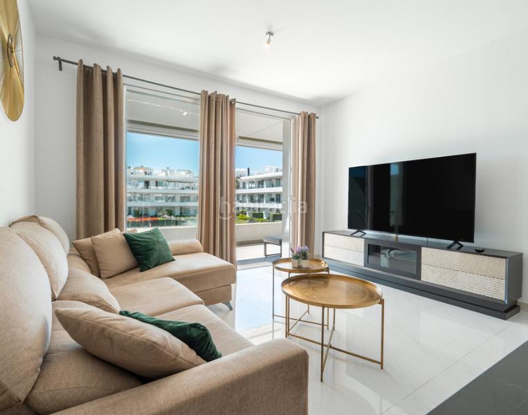 Foto fa439981-c166-452a-beb7-096a5da16b47. Pis amb xemeneia aparcament piscina a Bel - Air Estepona