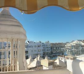 Appartement à Puerto Marina. Beachfront opportunity in benalmádena costa