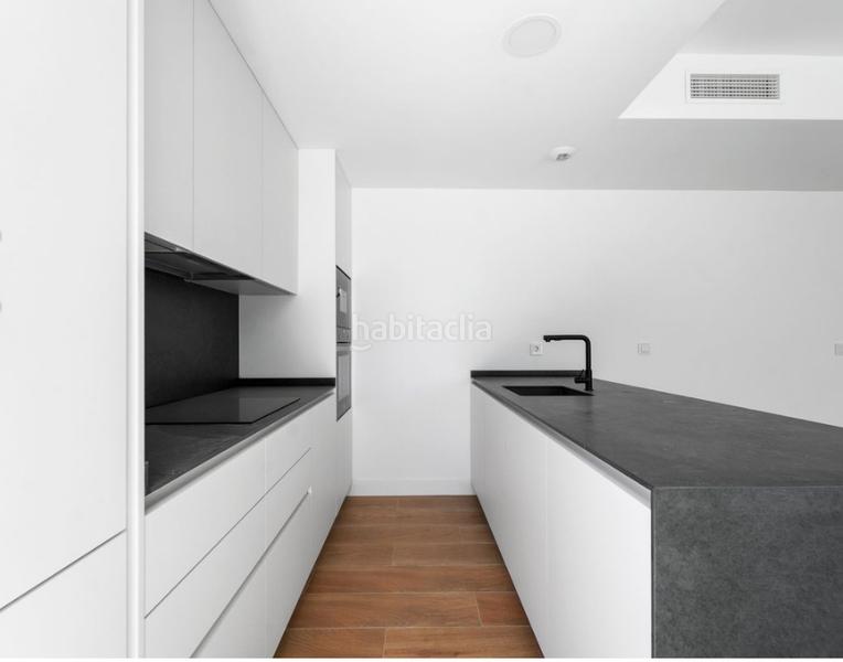 Foto eb254bd6-c0a1-4461-a62f-e8ad8add7b3a. Pis amb xemeneia aparcament piscina a Torreblanca del Sol Fuengirola