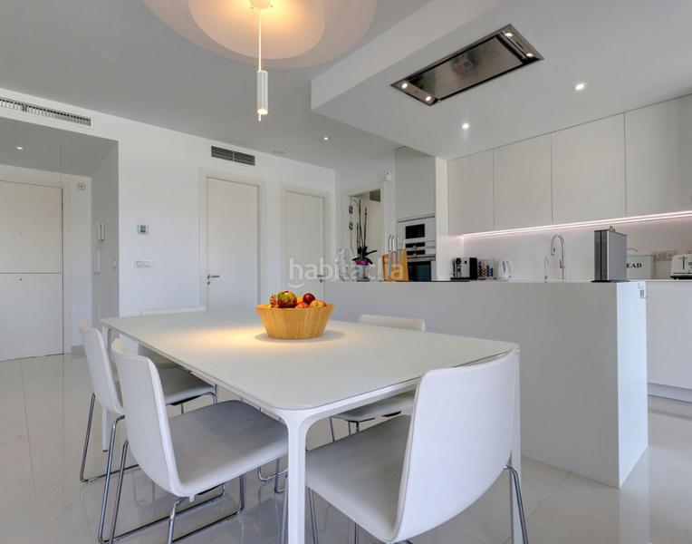 Foto 3c6ec951-1c15-40d7-962e-64bbe430a107. Appartamento con camino parcheggio piscina in Nueva Atalaya Estepona