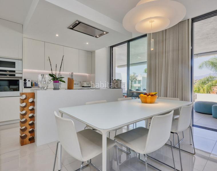 Foto 5cd62dac-ebbd-466f-b0a1-fac269797453. Appartamento con camino parcheggio piscina in Nueva Atalaya Estepona