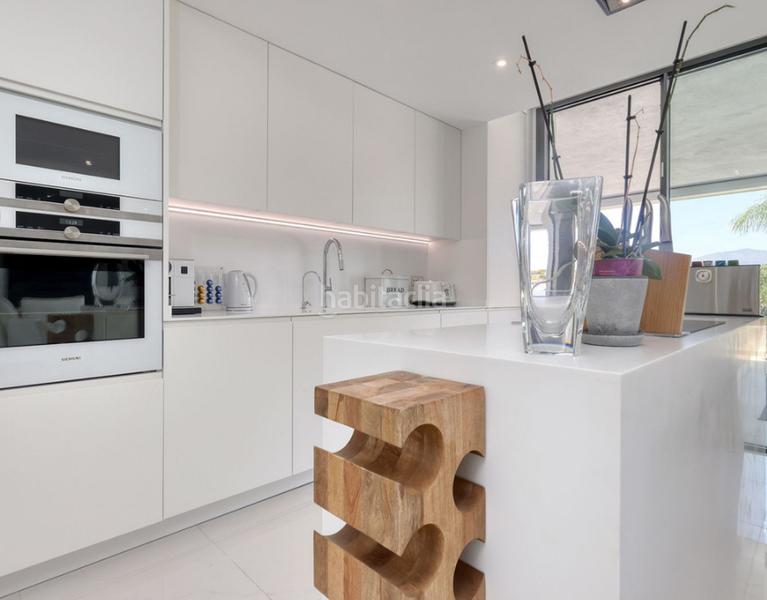 Foto 5d47e6e6-3a4a-43fb-8865-717baa813f86. Appartamento con camino parcheggio piscina in Nueva Atalaya Estepona