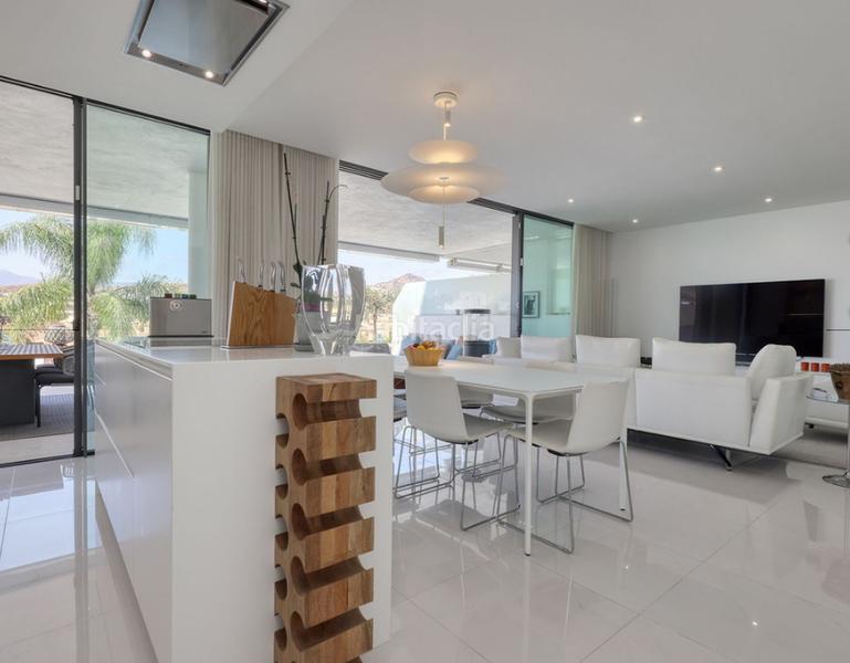 Foto 725d08ee-baf7-4484-a3c3-80d3e29dd795. Appartamento con camino parcheggio piscina in Nueva Atalaya Estepona