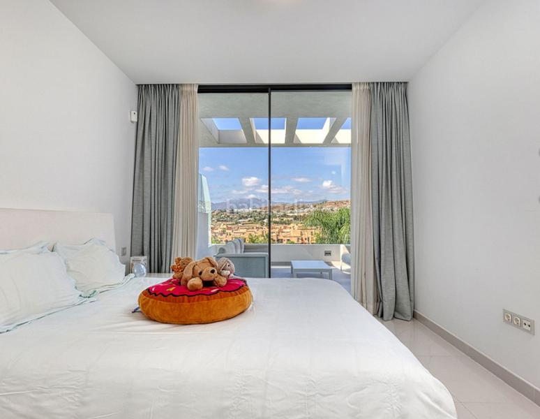 Foto cacba50a-217a-4356-bc1c-a3376f3f489e. Appartamento con camino parcheggio piscina in Nueva Atalaya Estepona