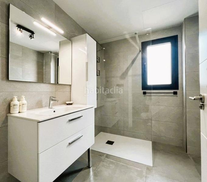 Foto cf1ae0a9-9689-4050-bb2d-1215ae6d104d. Pis amb xemeneia aparcament a Cancelada Estepona