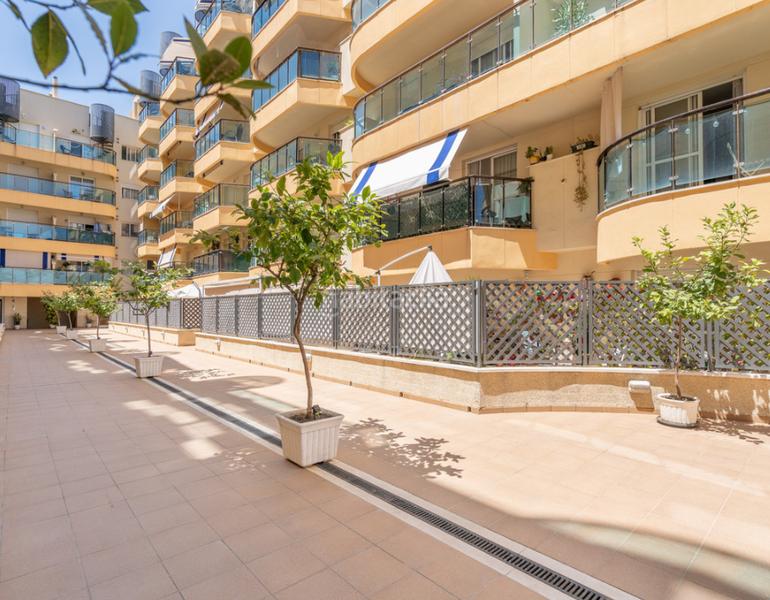 Foto 3ea1af67-d3eb-46e3-8a9f-080e4999b981. Appartement avec cheminée parking dans puerto de Estepona Estepona