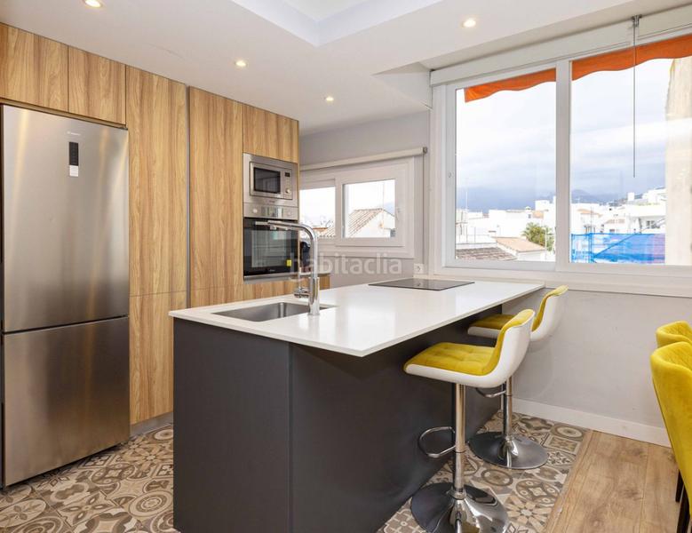 Foto aa701b5c-5d73-4a6d-9c29-a29649a521c8. Appartamento con camino in puerto de Estepona Estepona