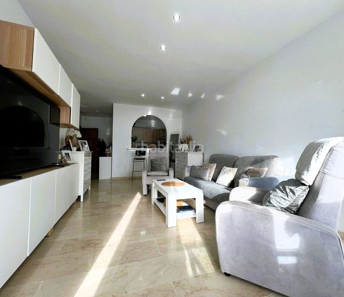 Foto f561ed4e-6295-4cf9-9728-fbce6e187e95. Pis amb xemeneia a Playa de los Boliches Fuengirola