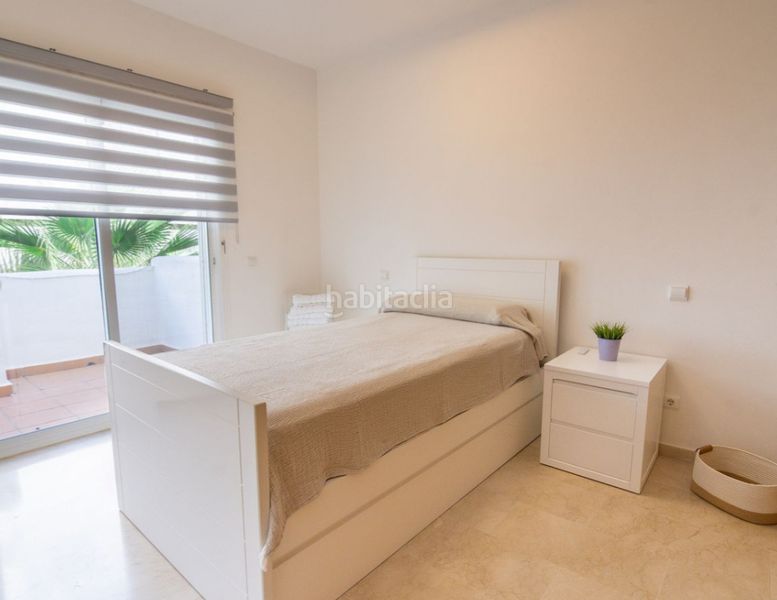 Foto dac8fa83-b315-48d4-bd79-66b62dc86ff8. Pis amb xemeneia aparcament piscina a Villacana - Costalita - Saladillo Estepona