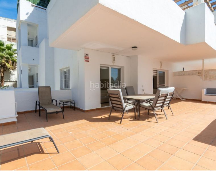 Foto f82ef49a-8c15-4a96-a6db-833713058e14. Pis amb xemeneia aparcament piscina a Villacana - Costalita - Saladillo Estepona