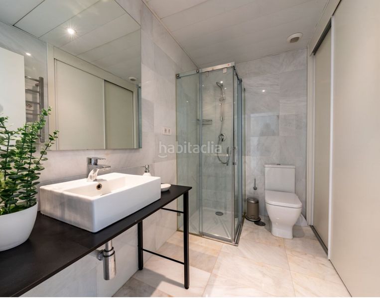 Foto a33e875e-fa3d-4e2f-bb1b-fa94ebea5256. Pis amb xemeneia aparcament a Playa de la Fontanilla Marbella