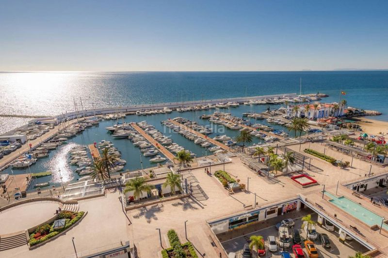 Foto d06c4ae1-7095-4839-916e-f4ee2401dac4. Pis amb xemeneia aparcament a Playa de la Fontanilla Marbella